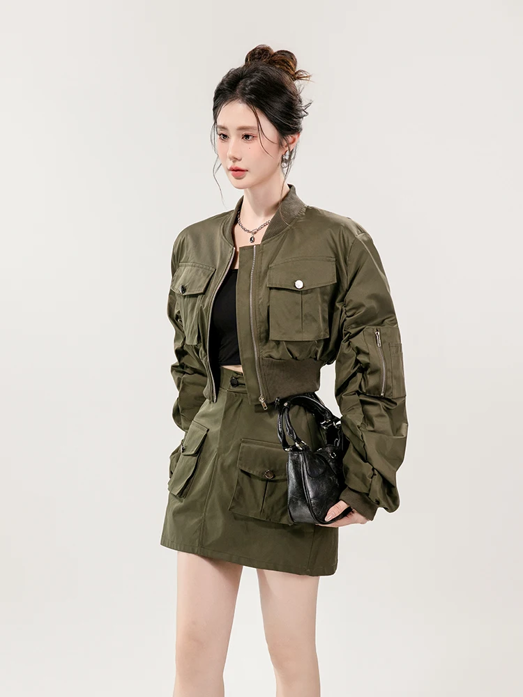 4月に大学生が着るべき服は？工装スタイルのジッパーショートジャケットとハイウエストスカートが今季のベストな選択肢