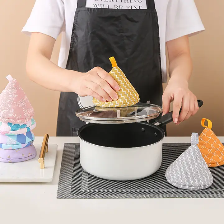 吊り下げ可能な三角型防熱鍋カバー【日本風・エナメル鋳鉄・耐熱手袋付】