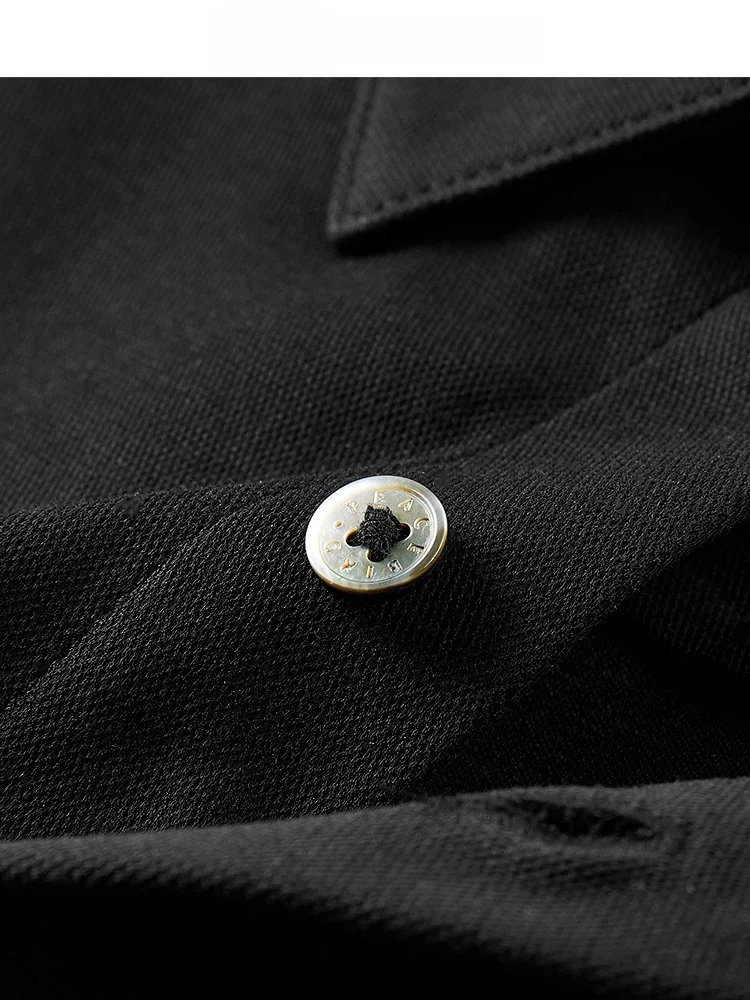 40代男性がオフィスカジュアルに必要な「きれいめシャツ」は、黒の刺繍長袖シャツで決める？