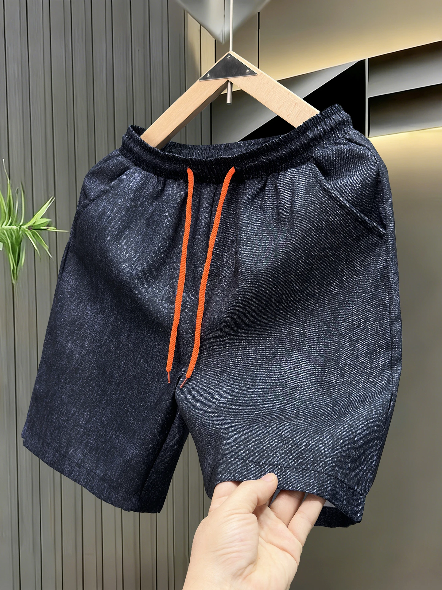 夏用薄手通気ショーツ メンズ：デニム風ストレートで快適な五分パンツ