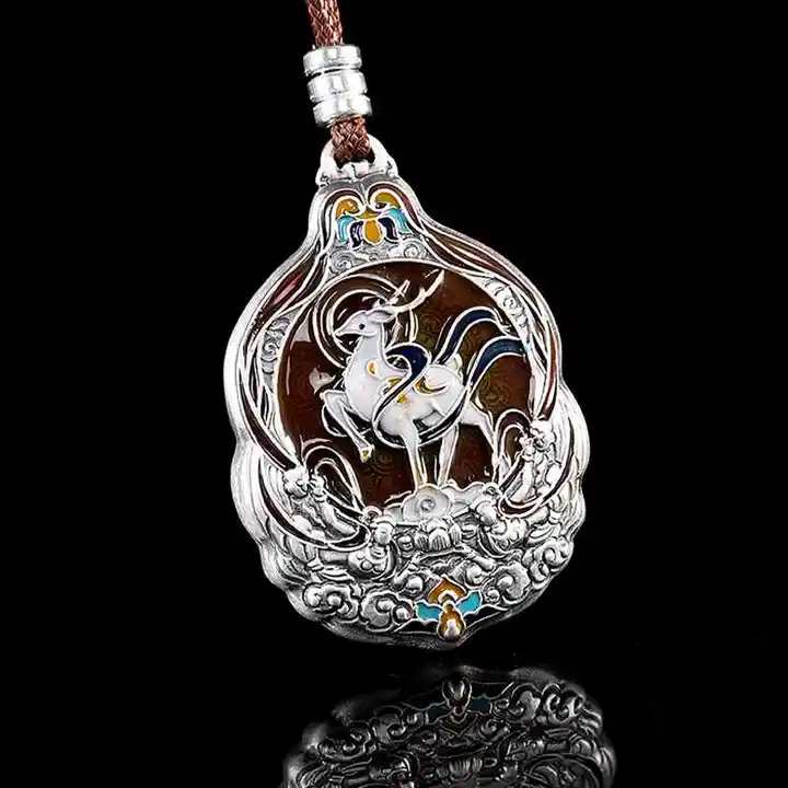 シルバー925製のおしゃれな鹿モチーフのネックレス【毛糸ひも・トレンドカラー】