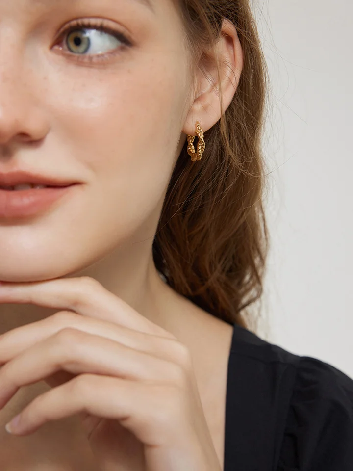 ツイスト編みデザインの金属製イヤリング【フレンチスタイル・軽量・シンプル】
