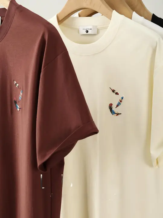 夏の通勤スタイルに最適！アート刺繍入りコットン製クルーネックTシャツ