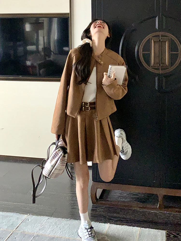 カーキのショートジャケットとミニスカートで、20代後半の日常をどう整える？