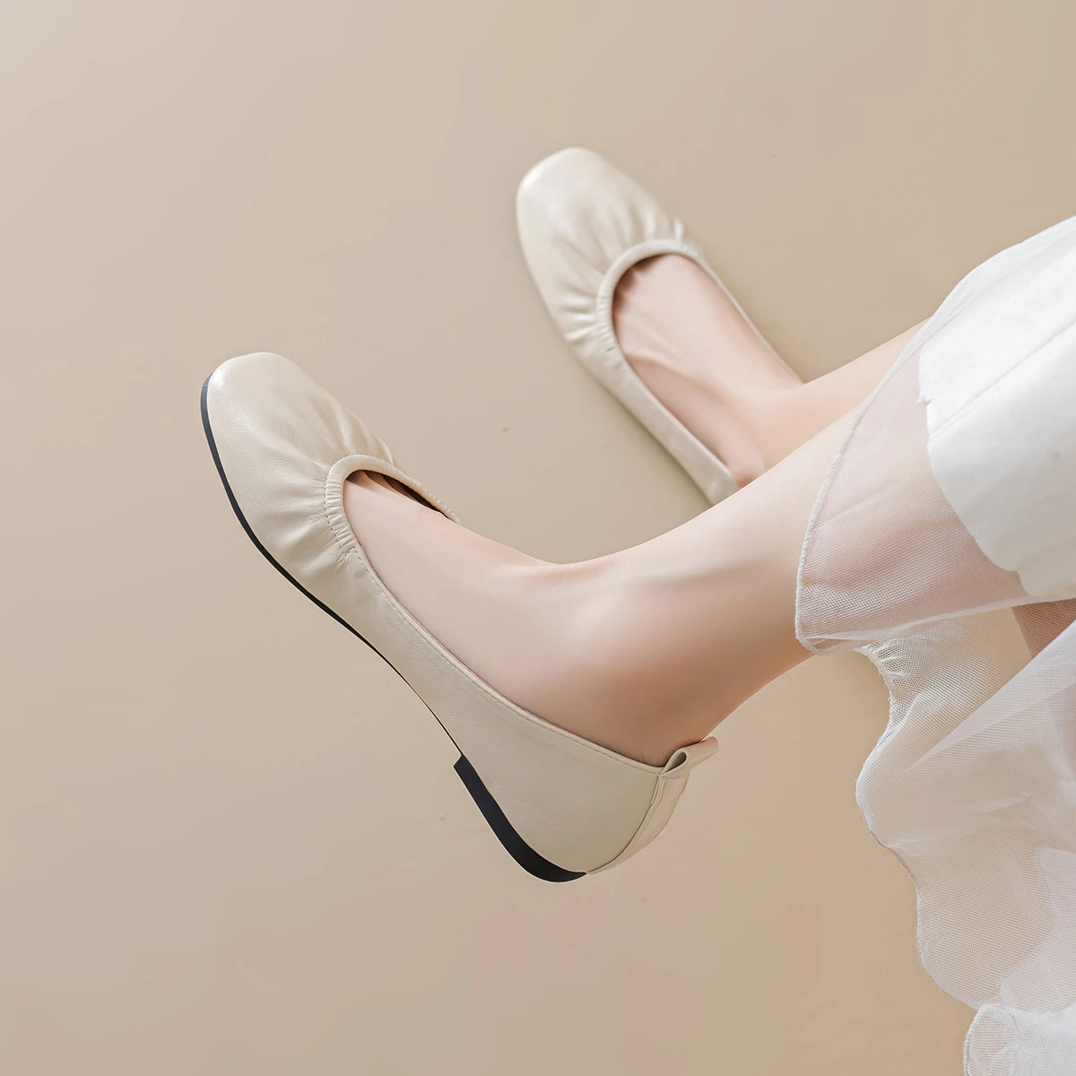 結婚式でスニーカーを履くのはNG？それとも、実は「赤いフラットシューズ」が救うべきシーンとは？