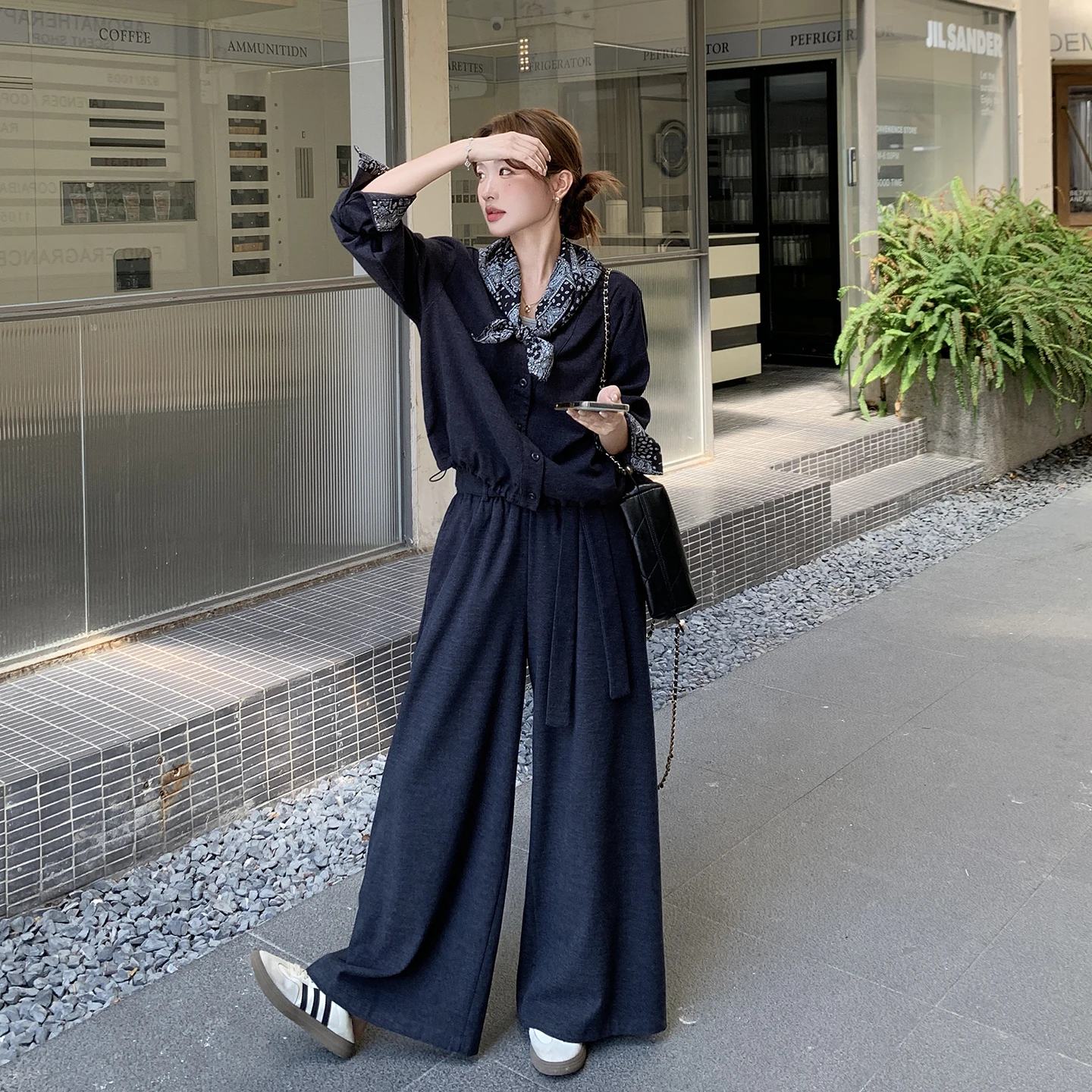 ワイドパンツの種類で迷うなら、この1つのスタイルが50代の女性にぴったりなのではないか？