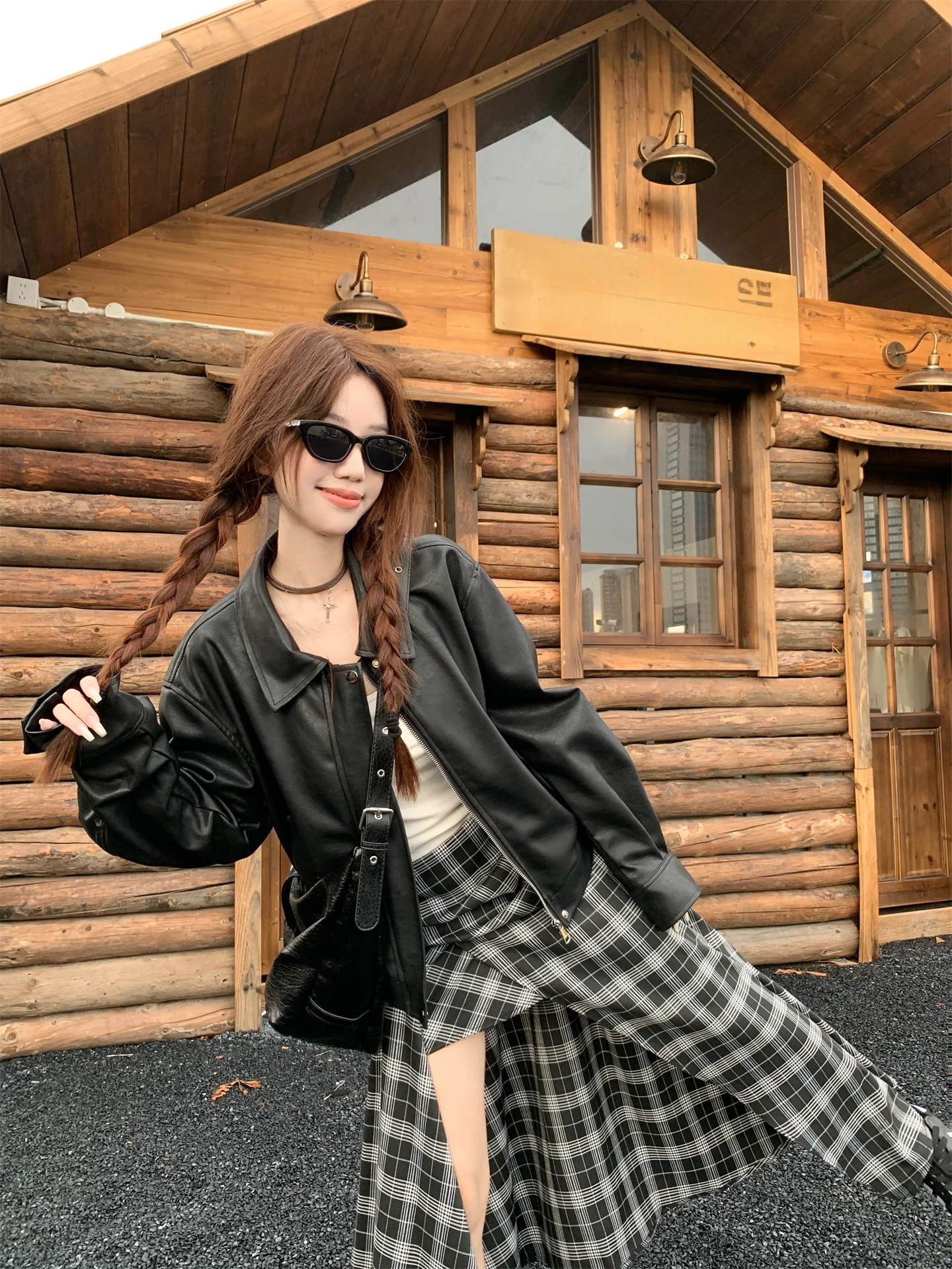 大人っぽいファッションを実現するコツは？黒レザージャケットとチェックスカートのセットアップが答え