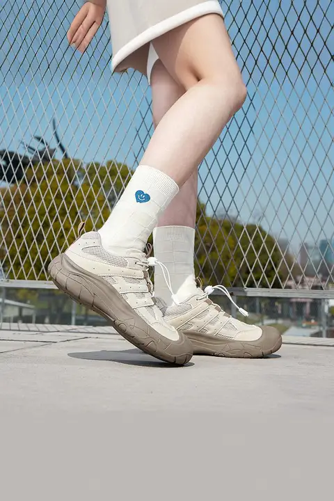 レトロデザインのアウトドアスポーツシューズ【女性用・カジュアル・秋冬用】