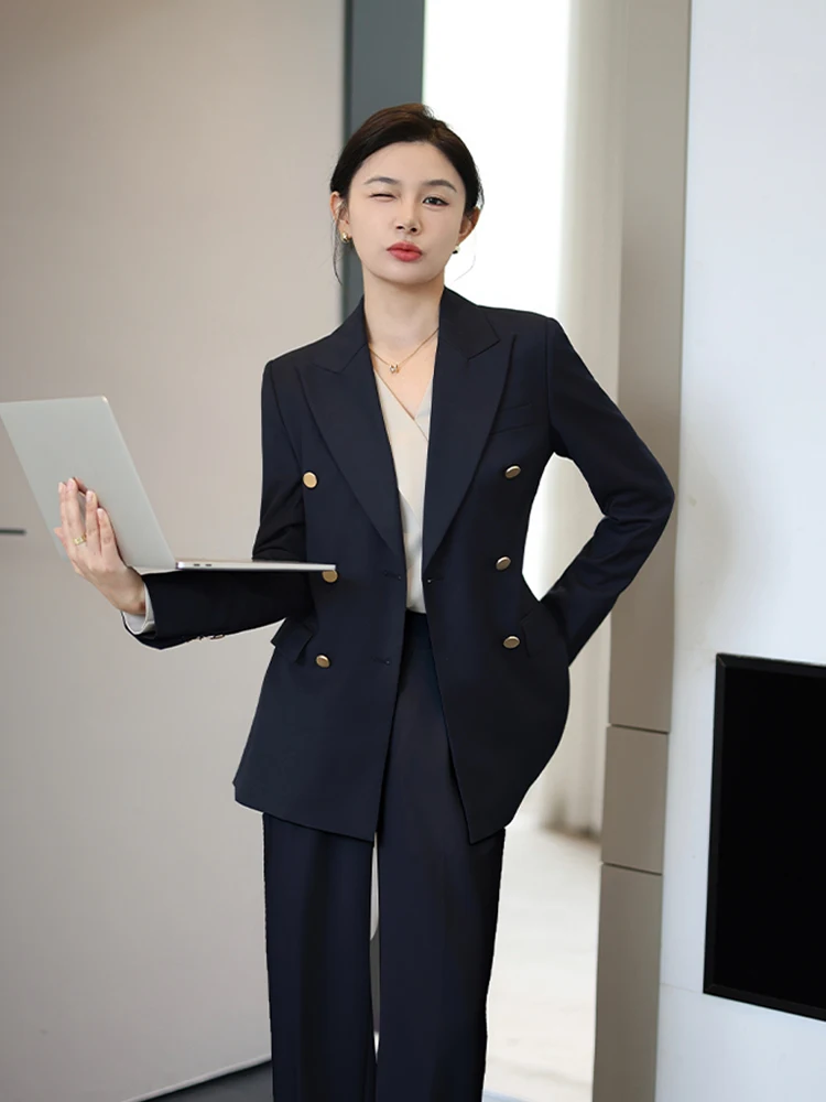 デニムジャケット コーデ | 深い青色金属ボタン付きとネイビーダークチェックパンツの組み合わせ