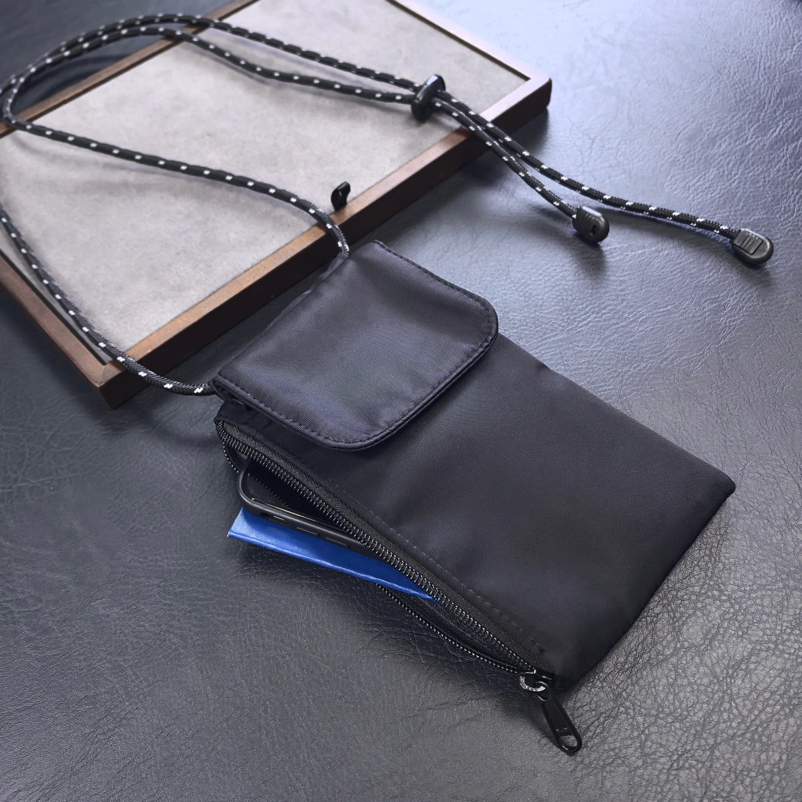 軽量でポータブルなミニ携帯電話バッグ クロスボディバッグ：全機種対応スマホケースの実用性と選定基準