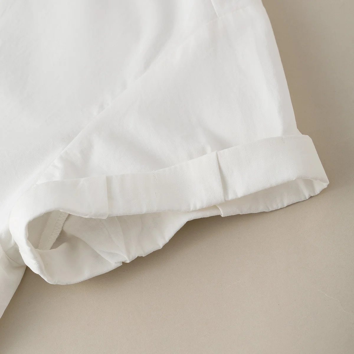シャツとワンピースの境界を越える、法式スタイルの半袖シャツは今、なぜ注目されているの？