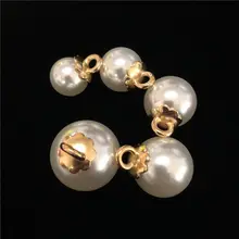 金色の花びらベースのパール ボタン