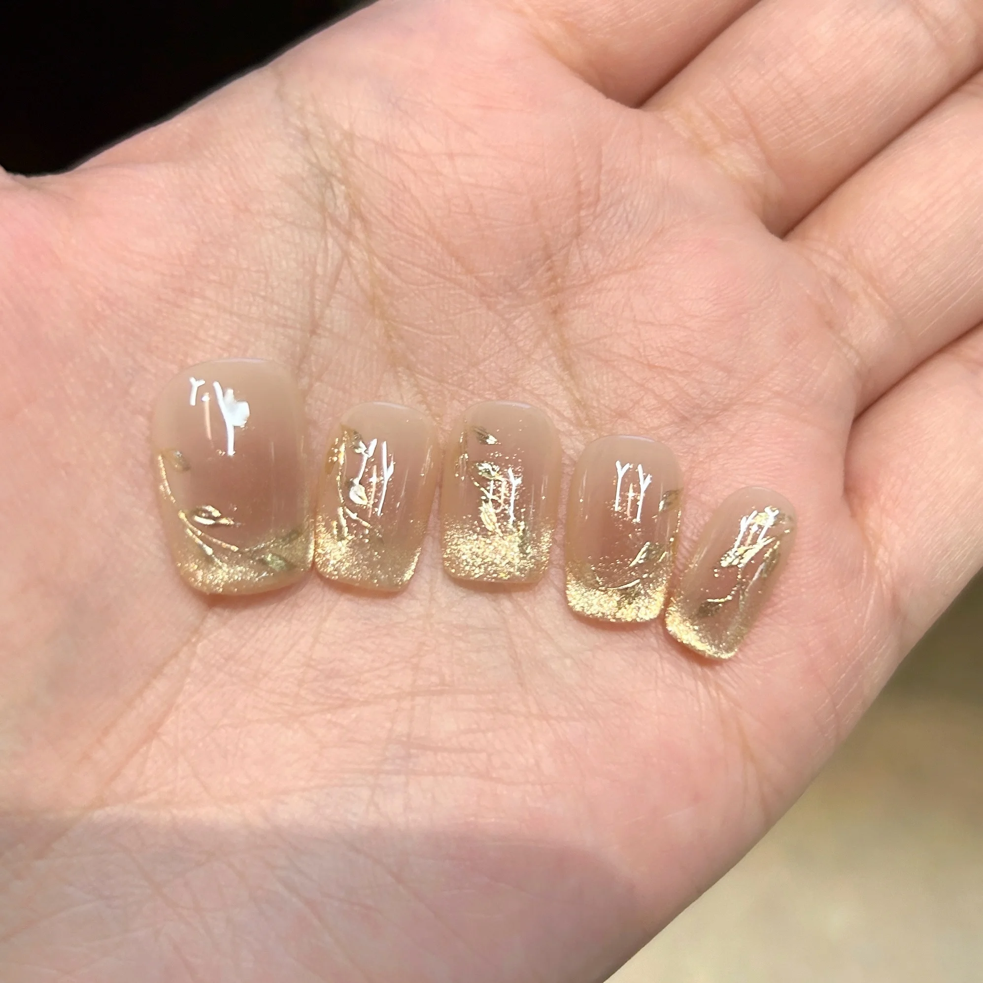 5月にぴったりのネイルデザインは？高級感と自然な輝きを融合した「金箔巻き枝」が今旬！