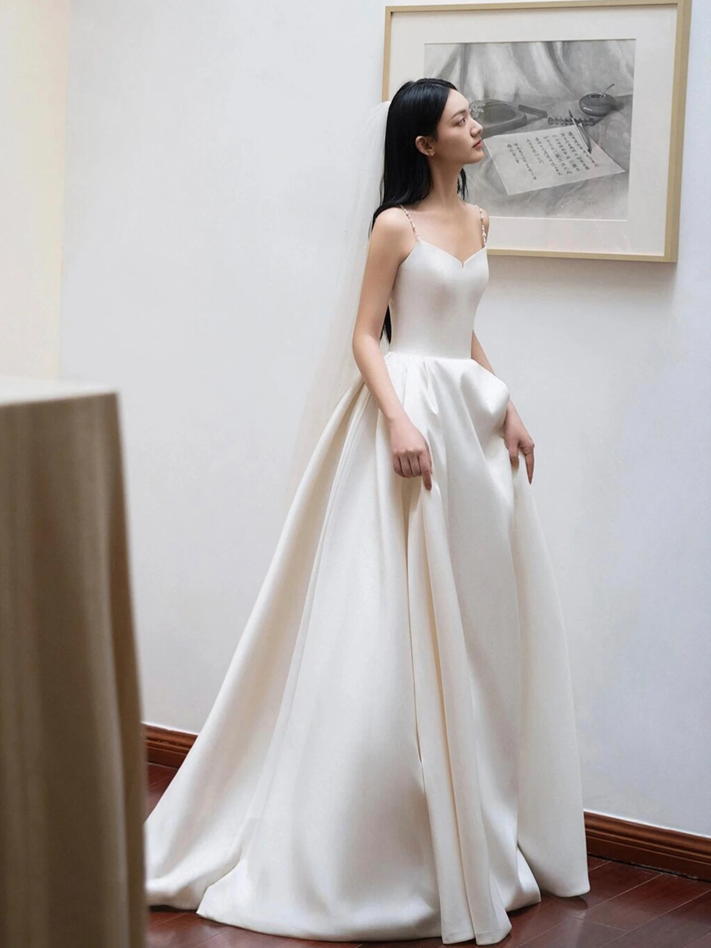 結婚式ゲスト用ワンピースのデザイン例：シンプルな白サテンドレスの実用性とシーン別選定