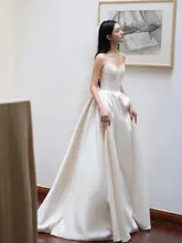 白色サテンのシンプルな新婦用ドレス【スリムフィット・ウェディングパーティー・写真撮影用】
