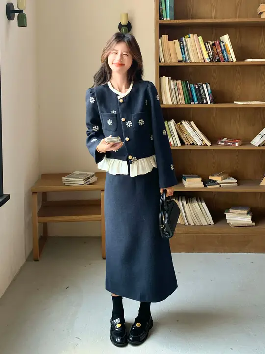 深い青色の刺繍とパッチワークの女性用スカート【春冬向け・高級感あり・ロングスリーブ】（セットアップ対応）