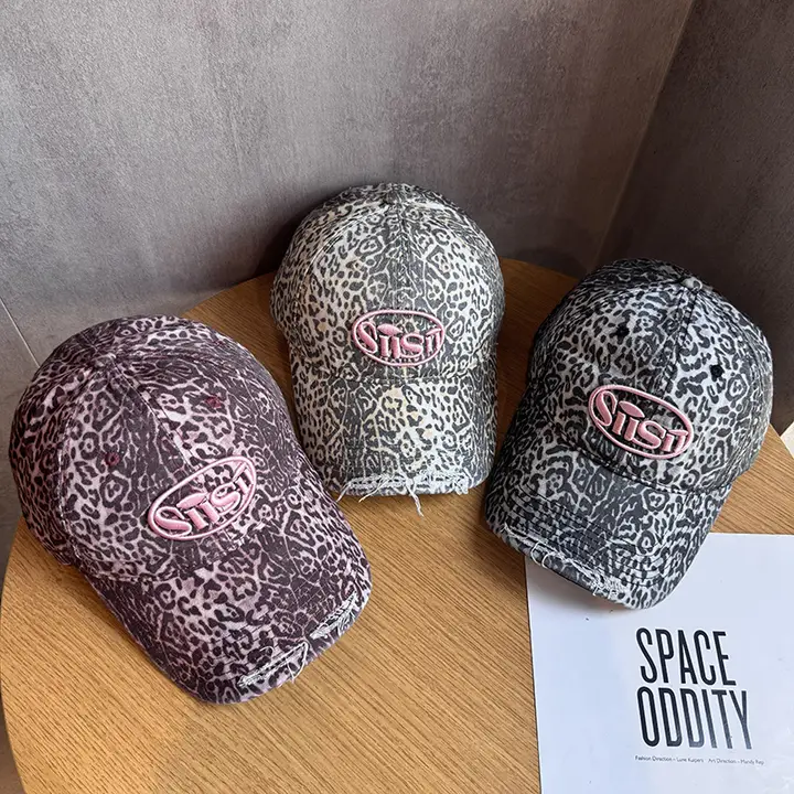 レトロ風レオパード柄キャップ【刺繍入り・女性用・おしゃれ・ベースボールハット】