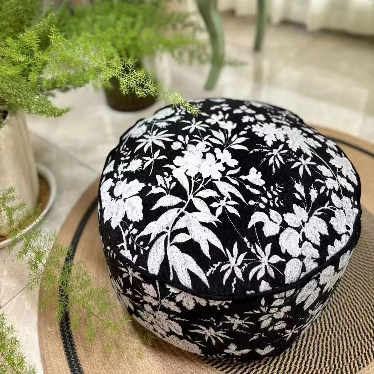 洗える丸型クッションマット：新古典風の植物柄がリビングやバルコニーに合う理由