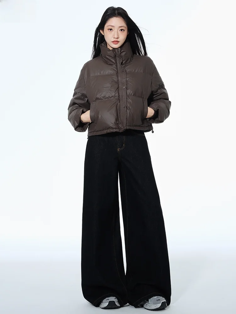 濃い ジーンズ コーデ メンズ：黒のワイドレッグデニムパンツが実際の着こなしでどう活用されるか