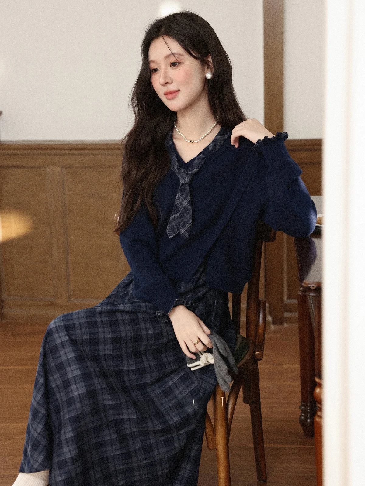ブルーチェックワンピースとネイビーセーターのファッションコーデ：30代女性の1週間着回しに最適な学院風セットアップ