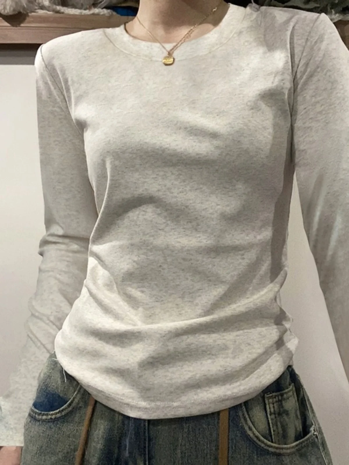大人可愛い服 50代コーデ 完全ガイド｜心を落ち着かせる杏色アセテートジャケットの選び方