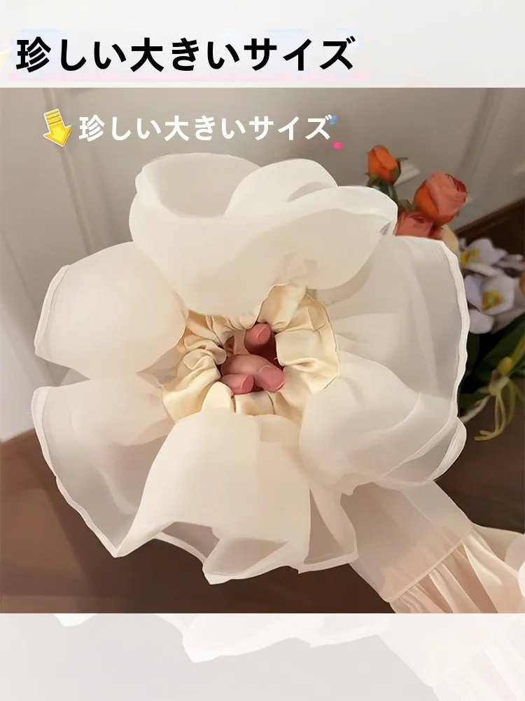華やかなチュール素材のヘアゴムで簡単なポニーテールを実現
