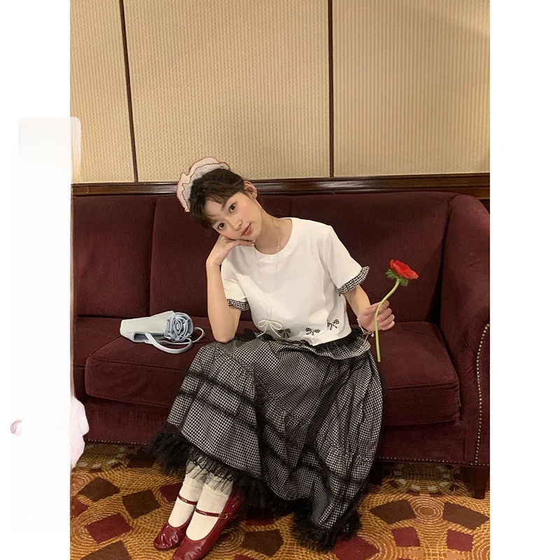 黒白チェック刺繍Tシャツとメッシュスカートのコンビネーションコーデ：おしゃれで若見えのセットアップガイド
