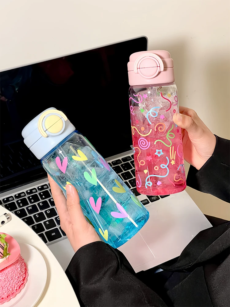 高温に耐えるトライタン製ストロー付き透明カップ：女子向けおしゃれデザインの実用性と環境配慮