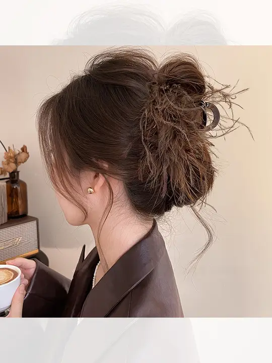 エレガントなカフェ色の網目ファブリックと羽根のヘアクリップ【後頭部用・半分まとめ髪対応】