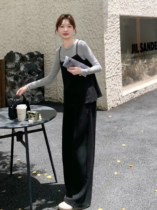 落ち着いた雰囲気の女性用キャミソールとワイドパンツの三点セット（セットアップ対応）