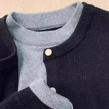 優雅なデザインの赤いカーディガン【極上の柔らかさ・秋冬用・ダウンスタイル】