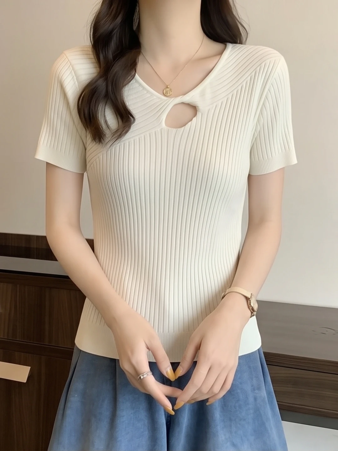 透かし編みニットを夏に着るなら、どう選ぶ？