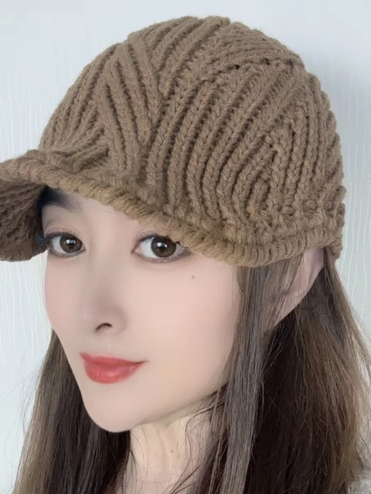 オシャレな手編みキャスケット帽：顔型補正と白髪隠しを実現する女性向け四季通用の遮陽帽