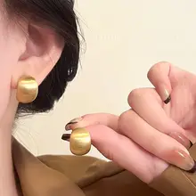 シンプルな金属製ブラッシュ仕上げのイヤリング【軽やかさ・エレガンス・デザイン性】