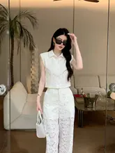 白色レースシャツとストレートパンツのおしゃれな夏用コーディネート（セットアップ対応）