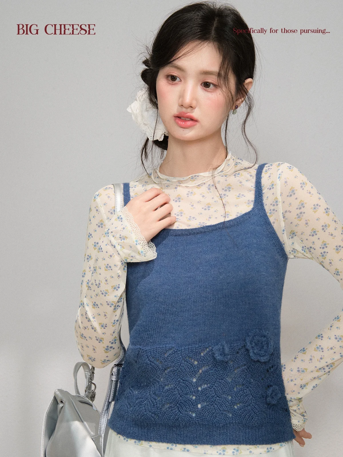 春の透かし編みニットキャミソール：淡いブルーの透け感と柔らかさを実現