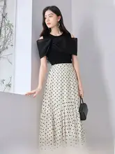 エレガントなデザイン！オフショルダーのブラックトップス【女性用・ニット・スリムフィット】