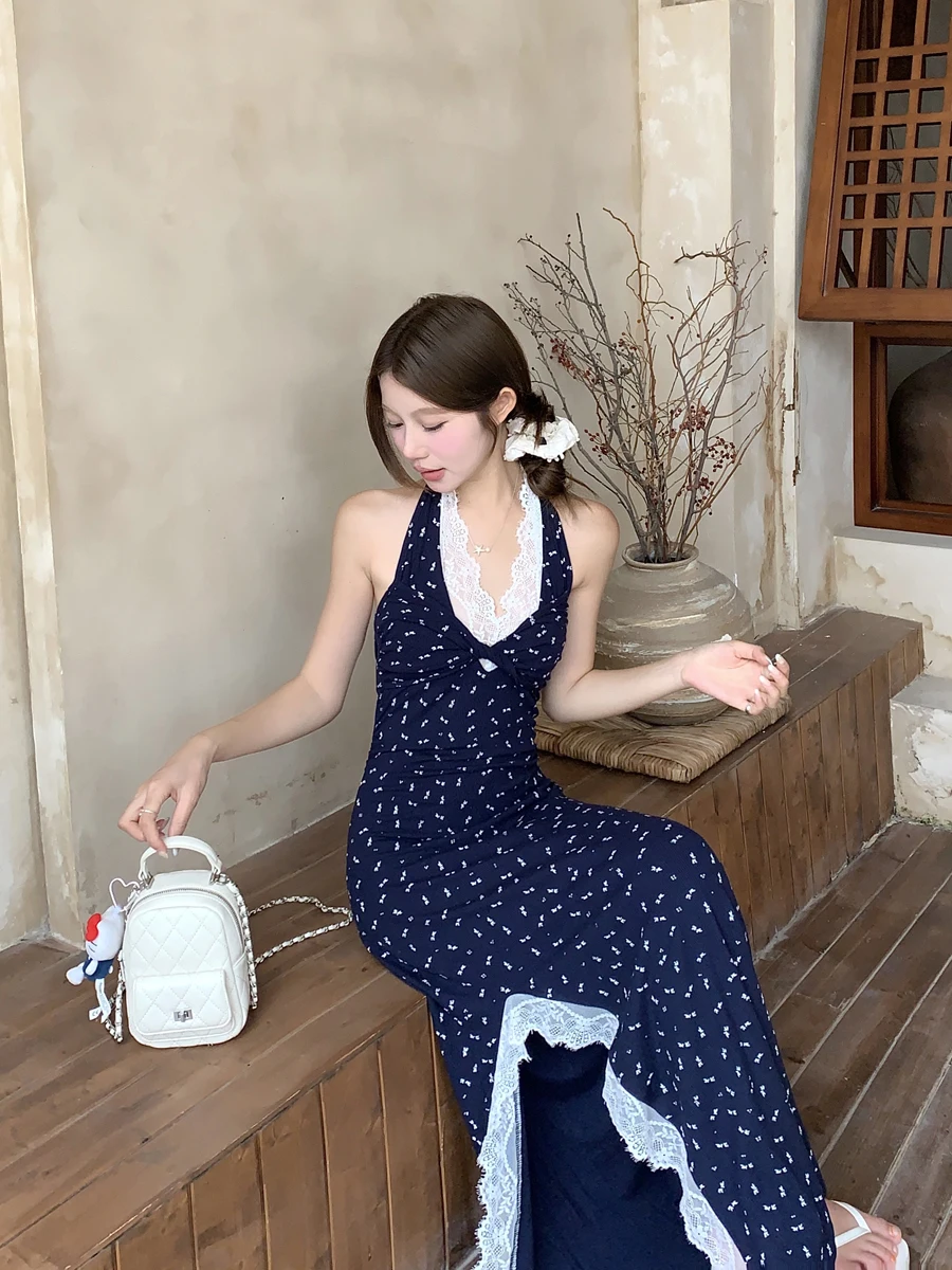 夏のキャミワンピースで失敗しないコーデは？青いレースと花柄のハイネックスタイルがおすすめ！
