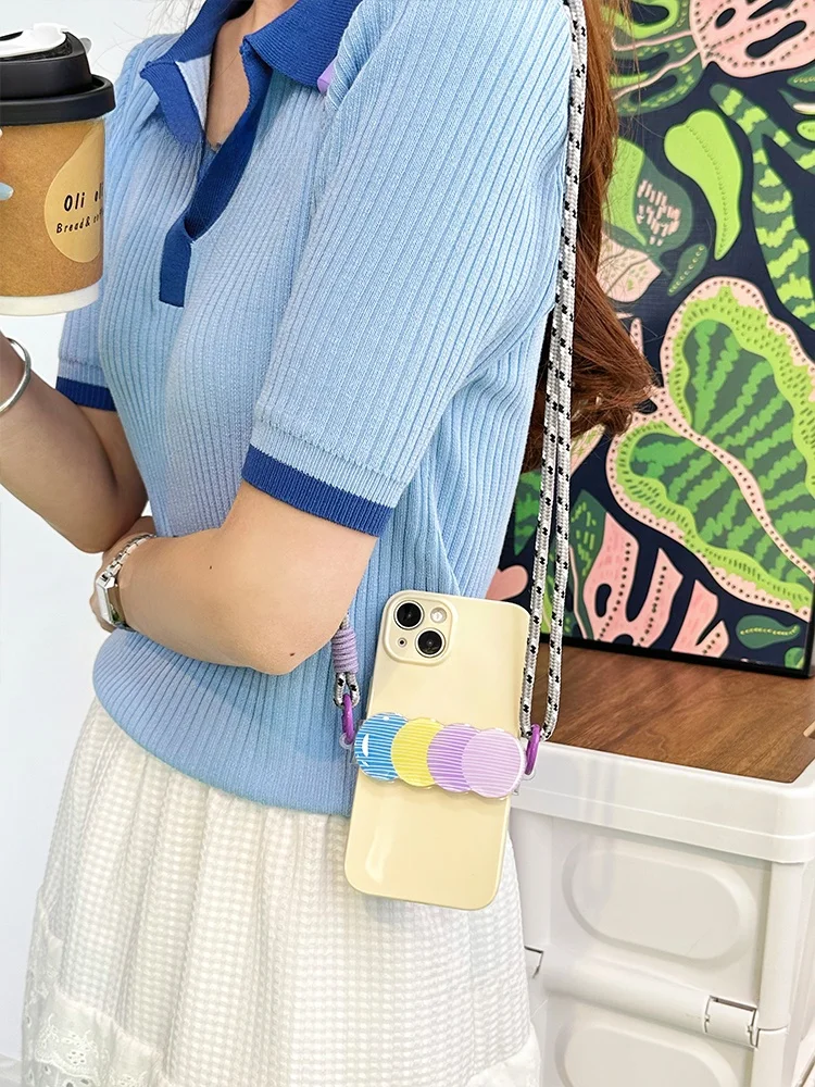 カラフルな円形スマートフォン背面クリップ：斜め掛け可能で収納効率を高める汎用型ホルダー