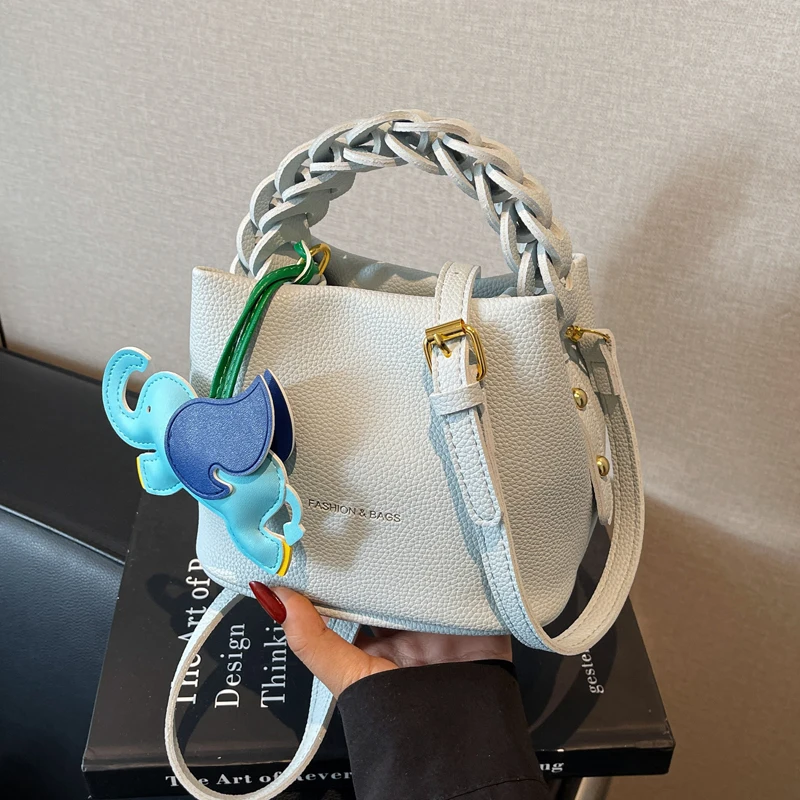 ベビーブルーの水桶型トートバッグ【ファッション・通勤・ショルダー・斜め掛け対応】