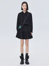 高腰Aラインのプリーツミニスカートとゆったり黒シャツの春向けコーディネート（セットアップ対応）