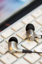 有線インイヤーヘッドフォン【重低音・マイク付き・汎用タイプ】