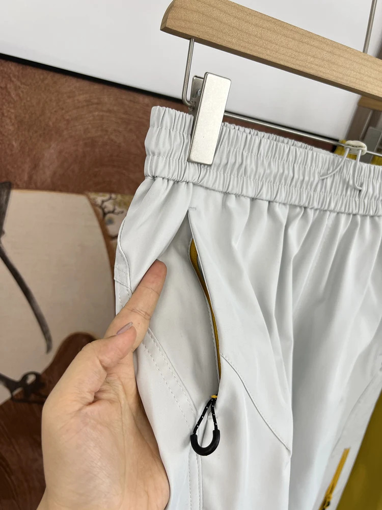 雨の日も気にせず歩ける！防水カーゴパンツを選ぶべき理由は？