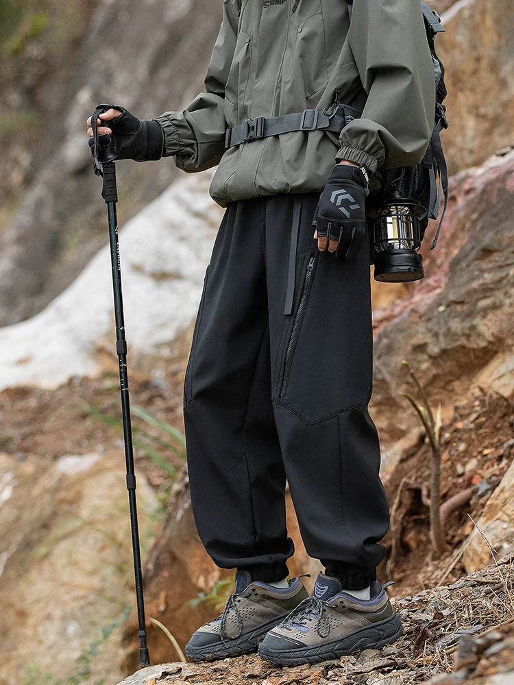 防風防水の登山パンツ：秋冬シーズンに最適な極上の柔らかさと機能性