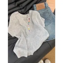 グレーVネックカラフルボタン付きニット短袖Tシャツ【夏用・スリムデザイン・特別感あり】