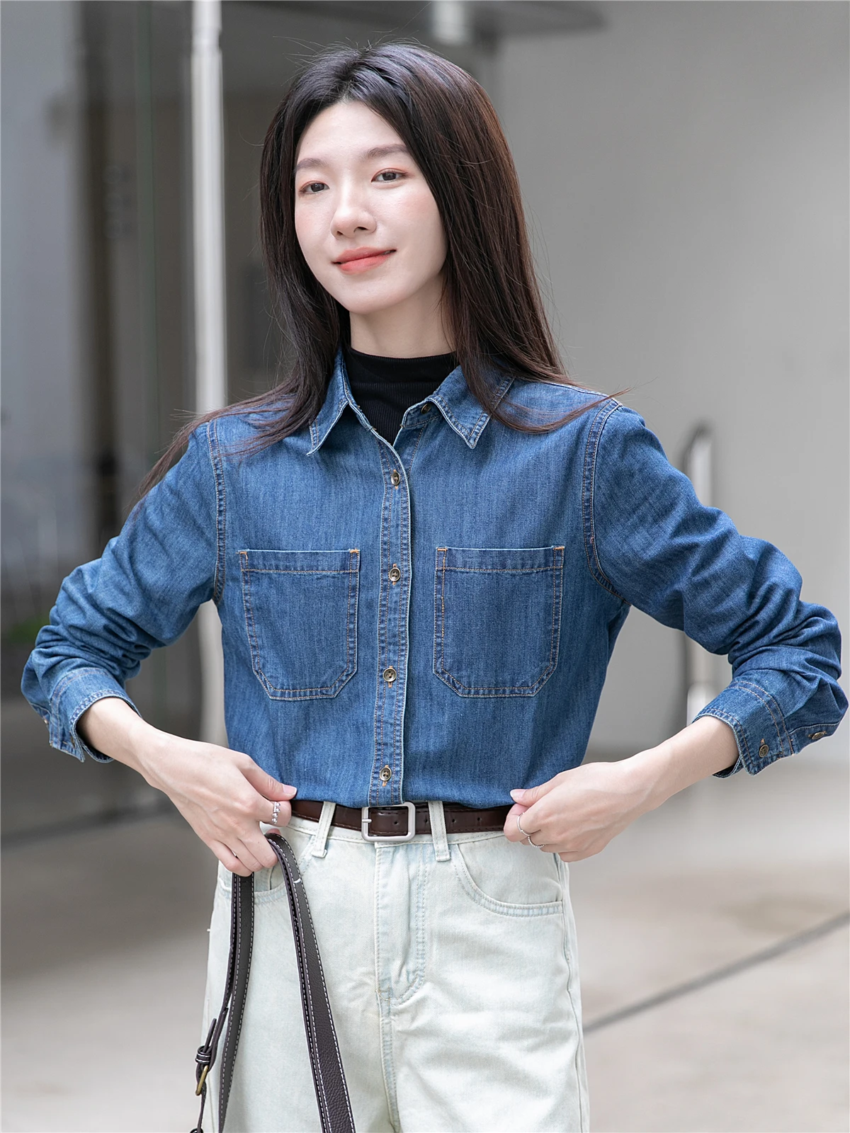 後ろ姿に優しいデニムブラウスは、本当に存在するのか？