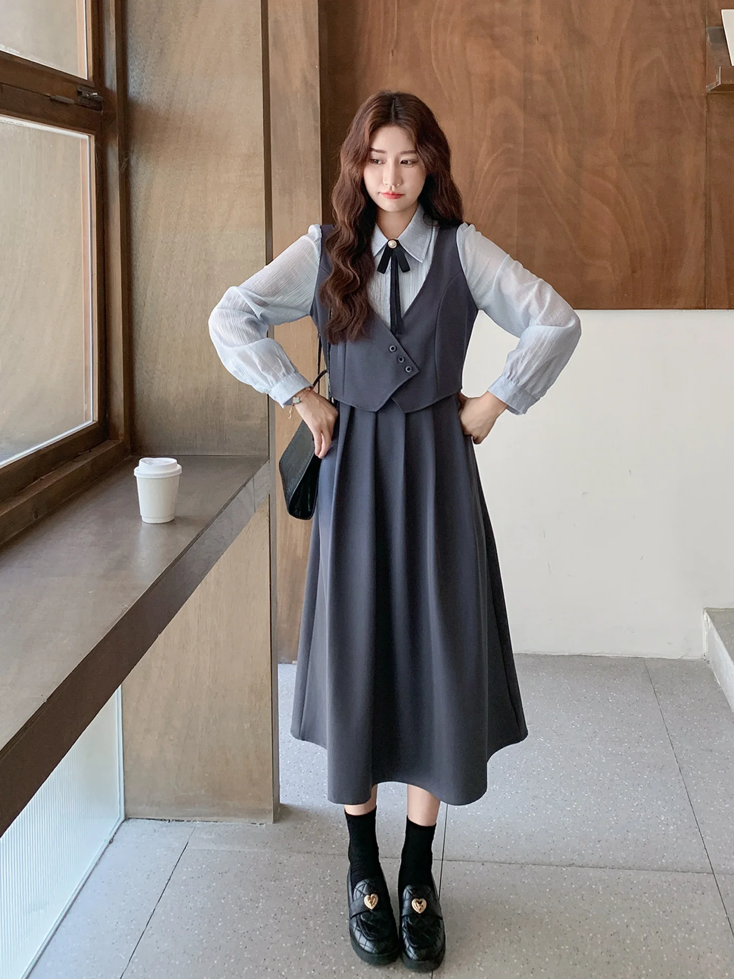 ティアードシャツワンピースとワンピース、どちらが春のコーデに最適？