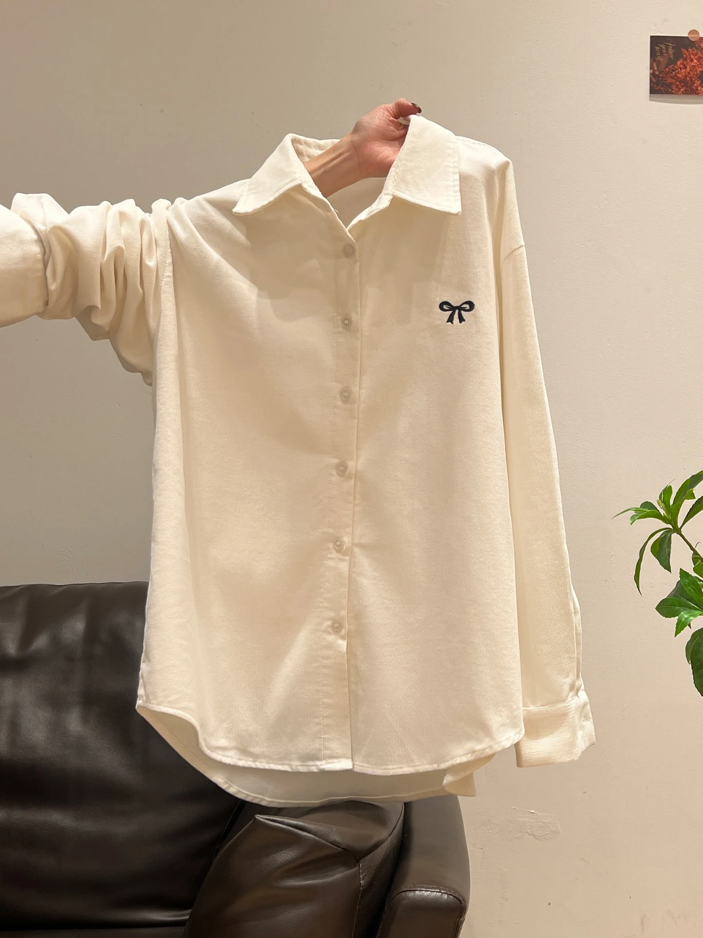 リボン刺繍の長袖ポロシャツ：カジュアル通勤服としての実用性と季節別着用パターン
