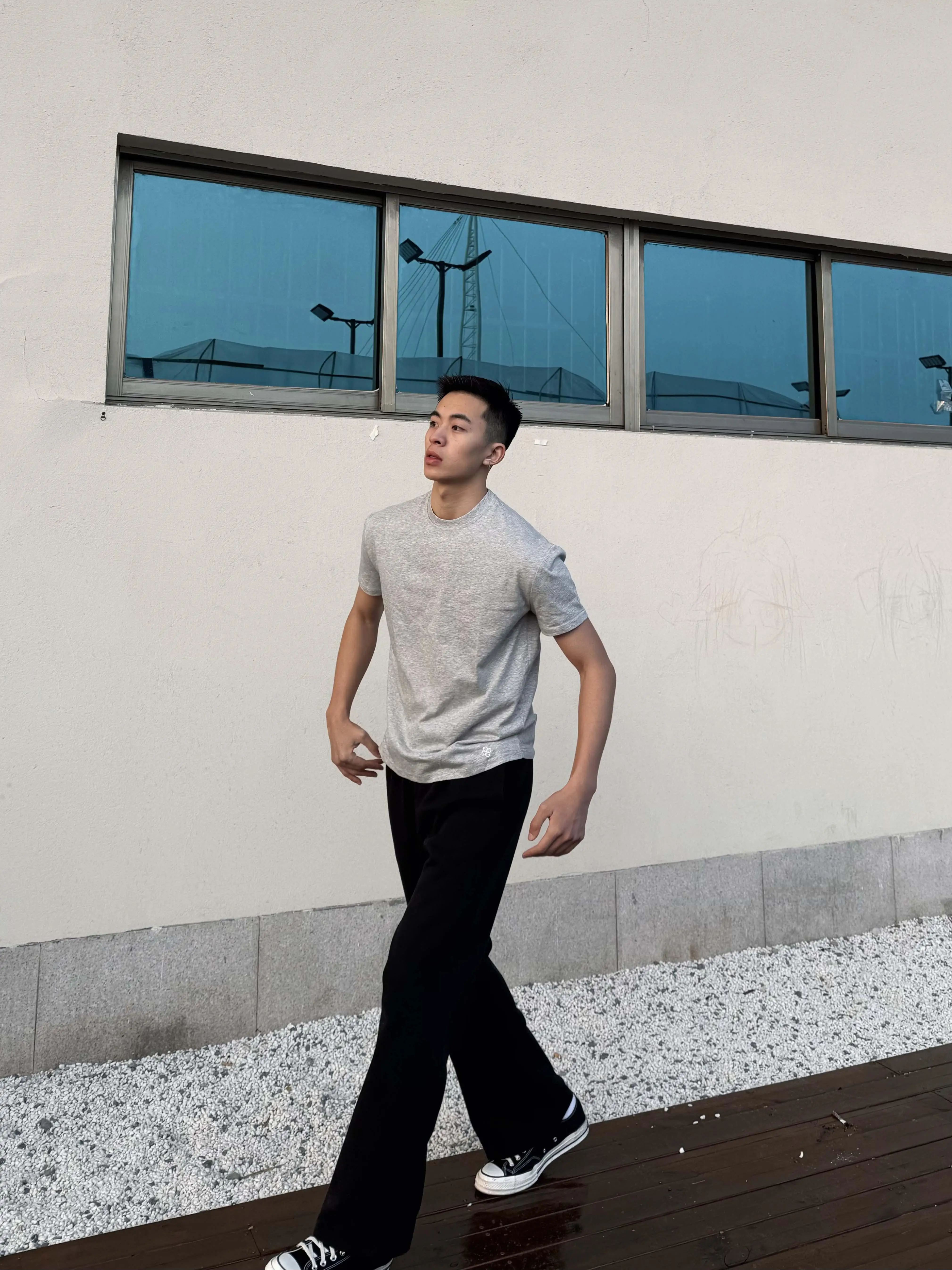 トーンアップする重ね着のコツは？シアートップスTシャツで作るカジュアルスタイルの本質