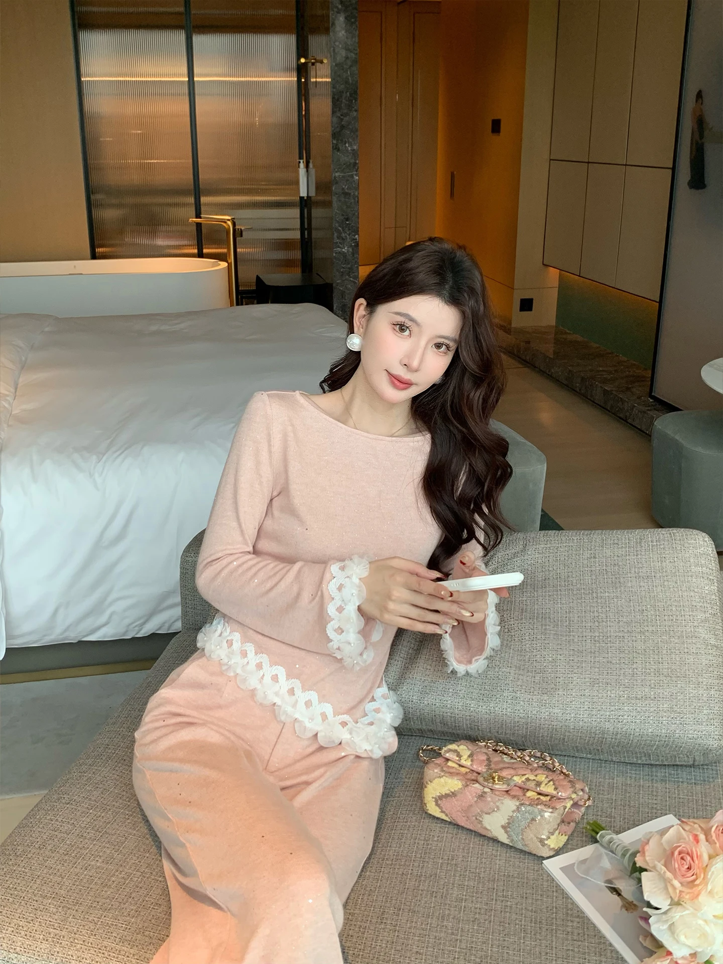 ピンクのニットセットアップで春の通勤をどう変える？